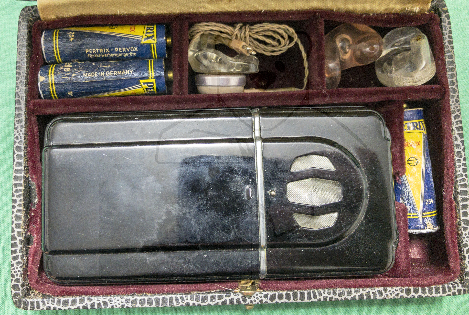 Hörgerät "Fortiphone Type 20", ca. 1949, Gerät, Drei Ersatzbatterien für die Röhrenheizung und Ohrhörer mit drei verschiedenen Aufsätzen